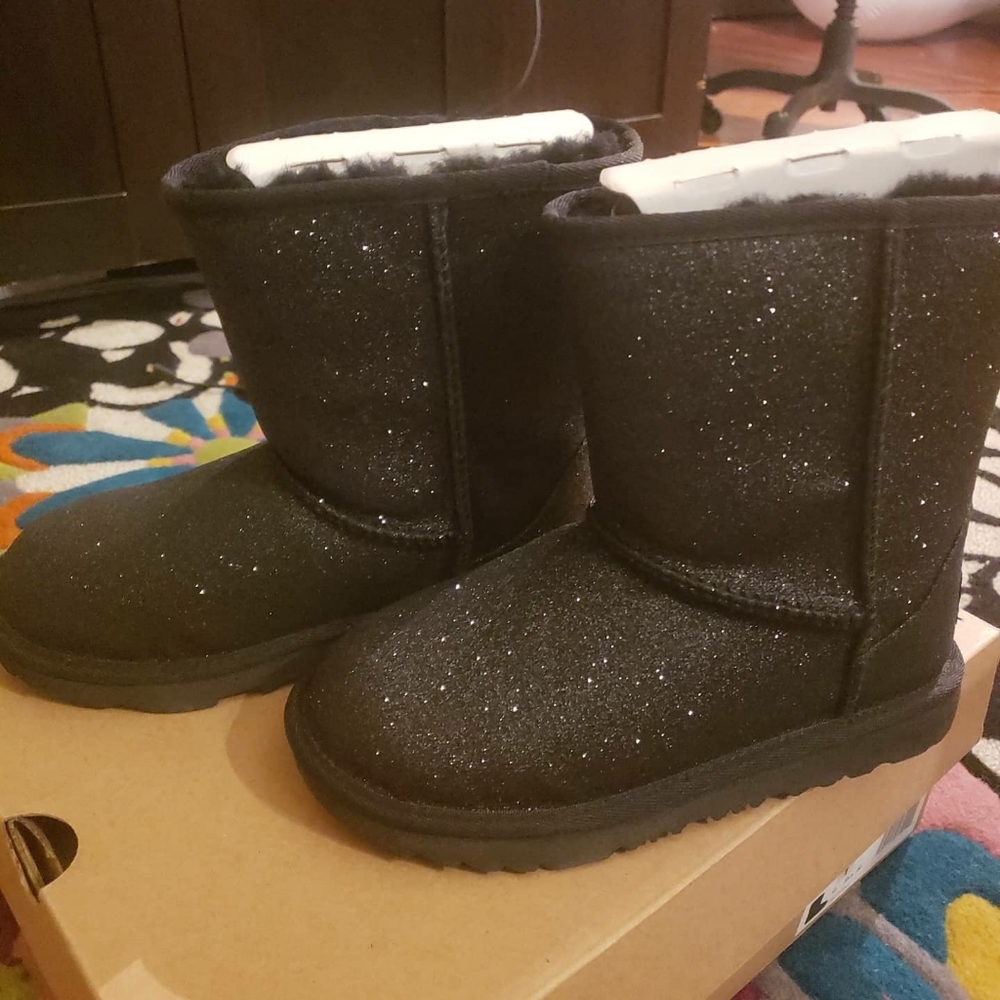UGGS - Picture 4 of 4